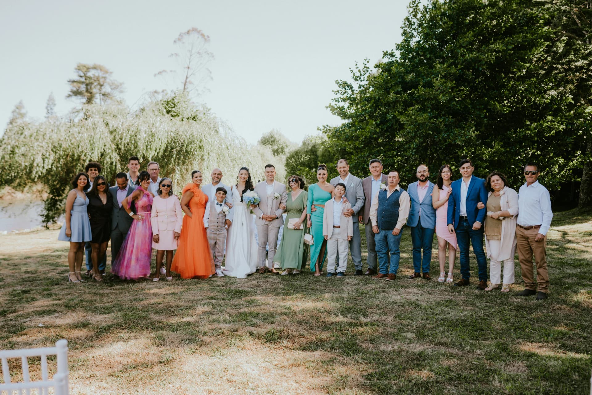 Celebración de matrimonio al aire libre junto al río en Puerto Montt