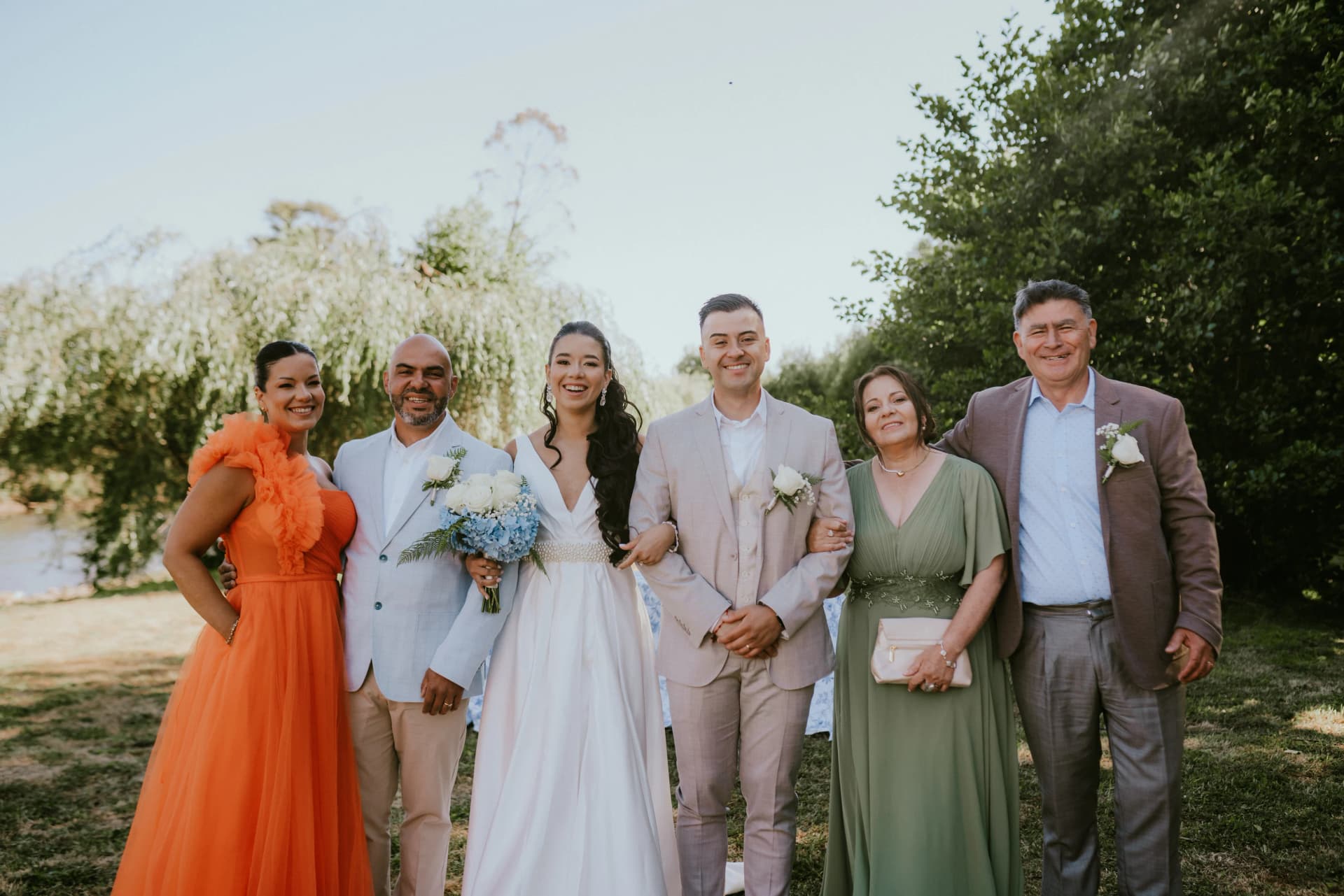 Celebración de matrimonio al aire libre junto al río en Puerto Montt