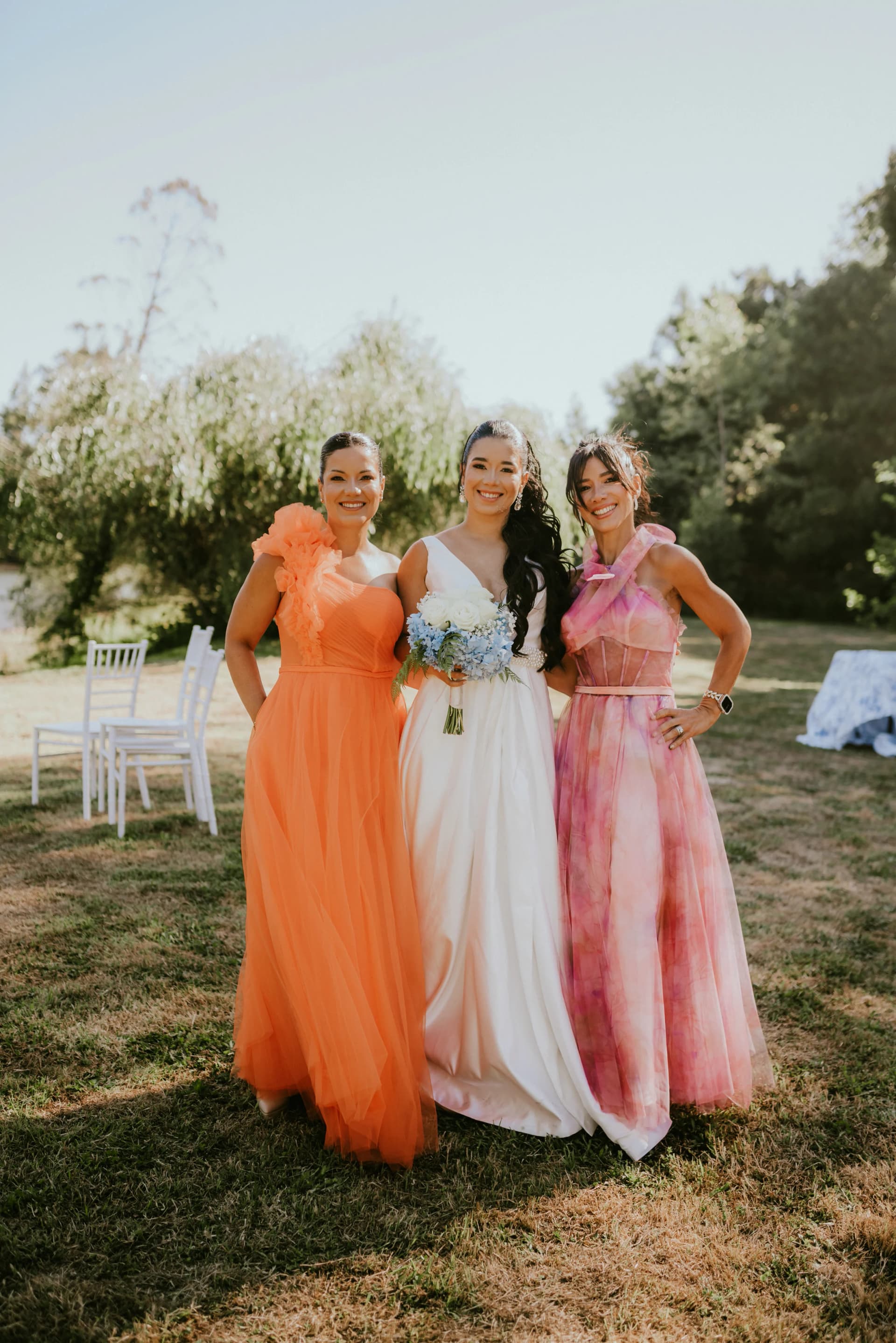 Celebración de matrimonio al aire libre junto al río en Puerto Montt