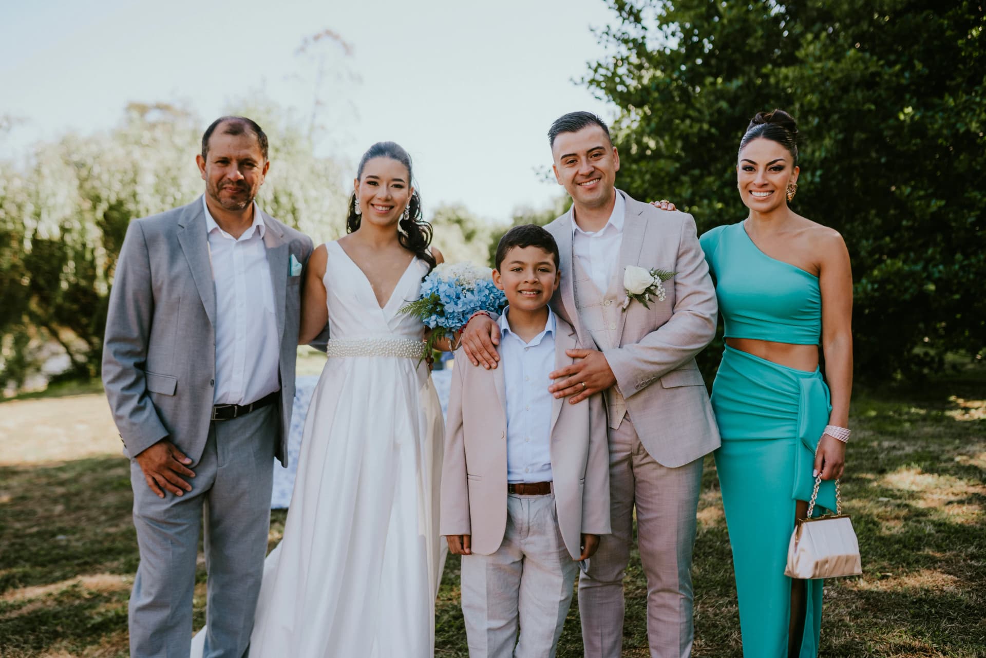 Celebración de matrimonio al aire libre junto al río en Puerto Montt