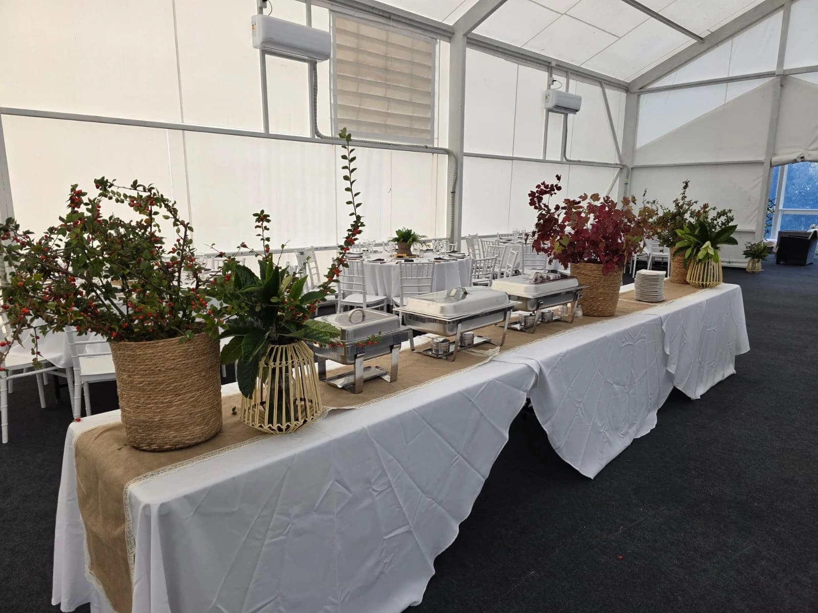 Interior del salón de eventos preparado para una celebración
