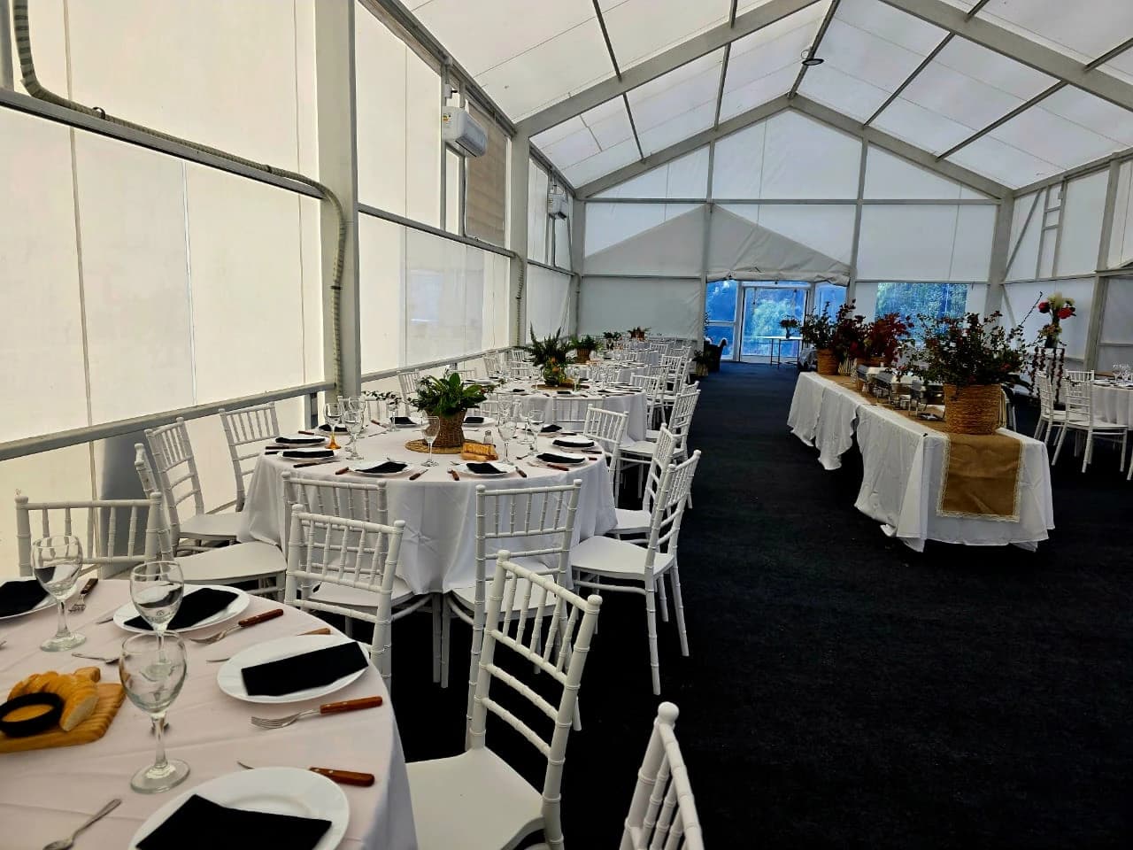 Interior del salón de eventos preparado para una celebración