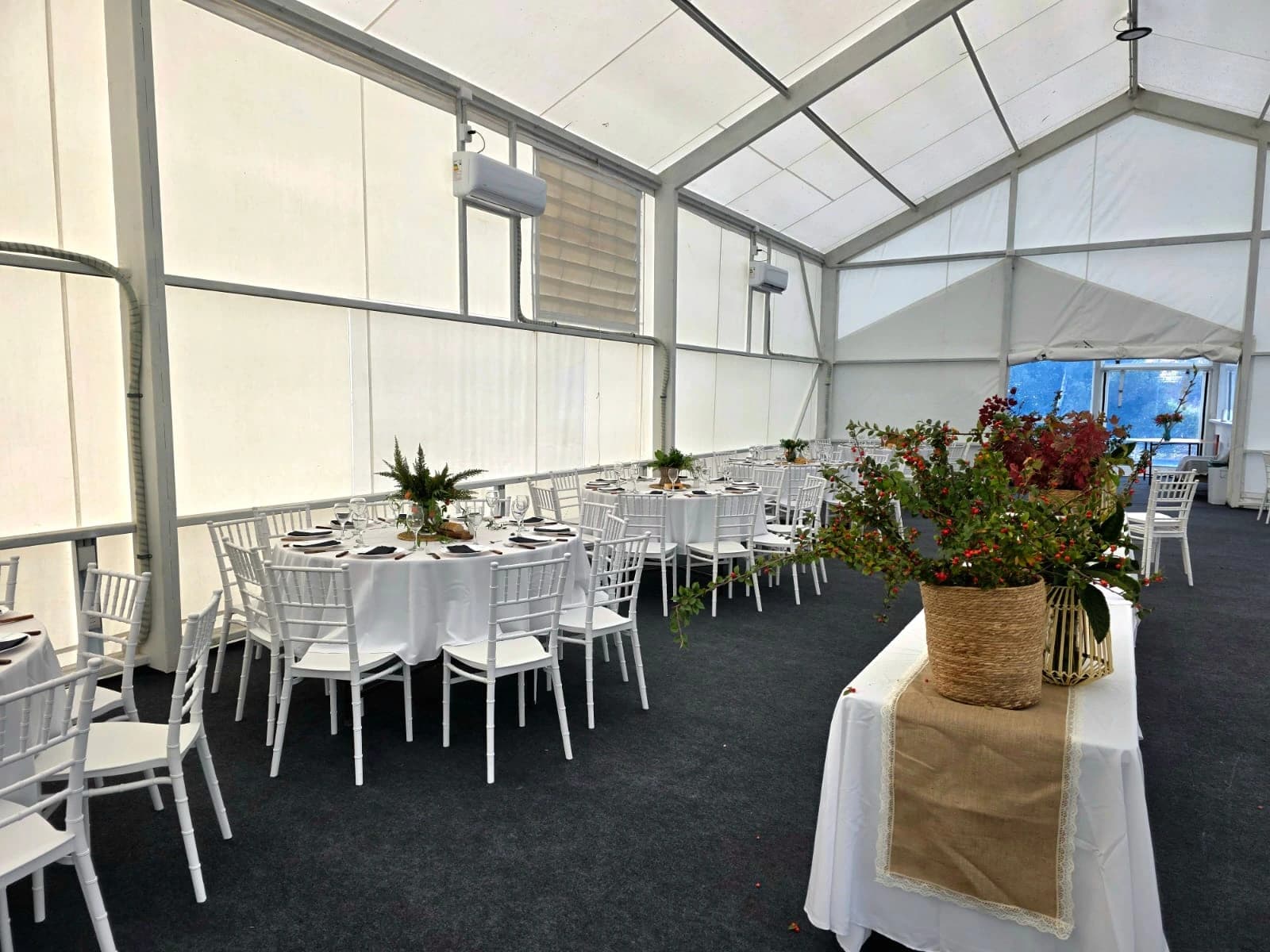 Interior del salón de eventos preparado para una celebración