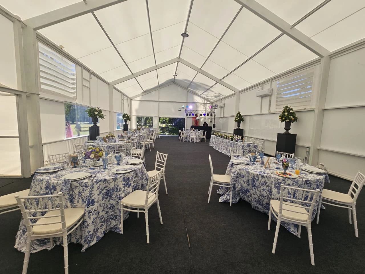 Interior del salón de eventos preparado para una celebración