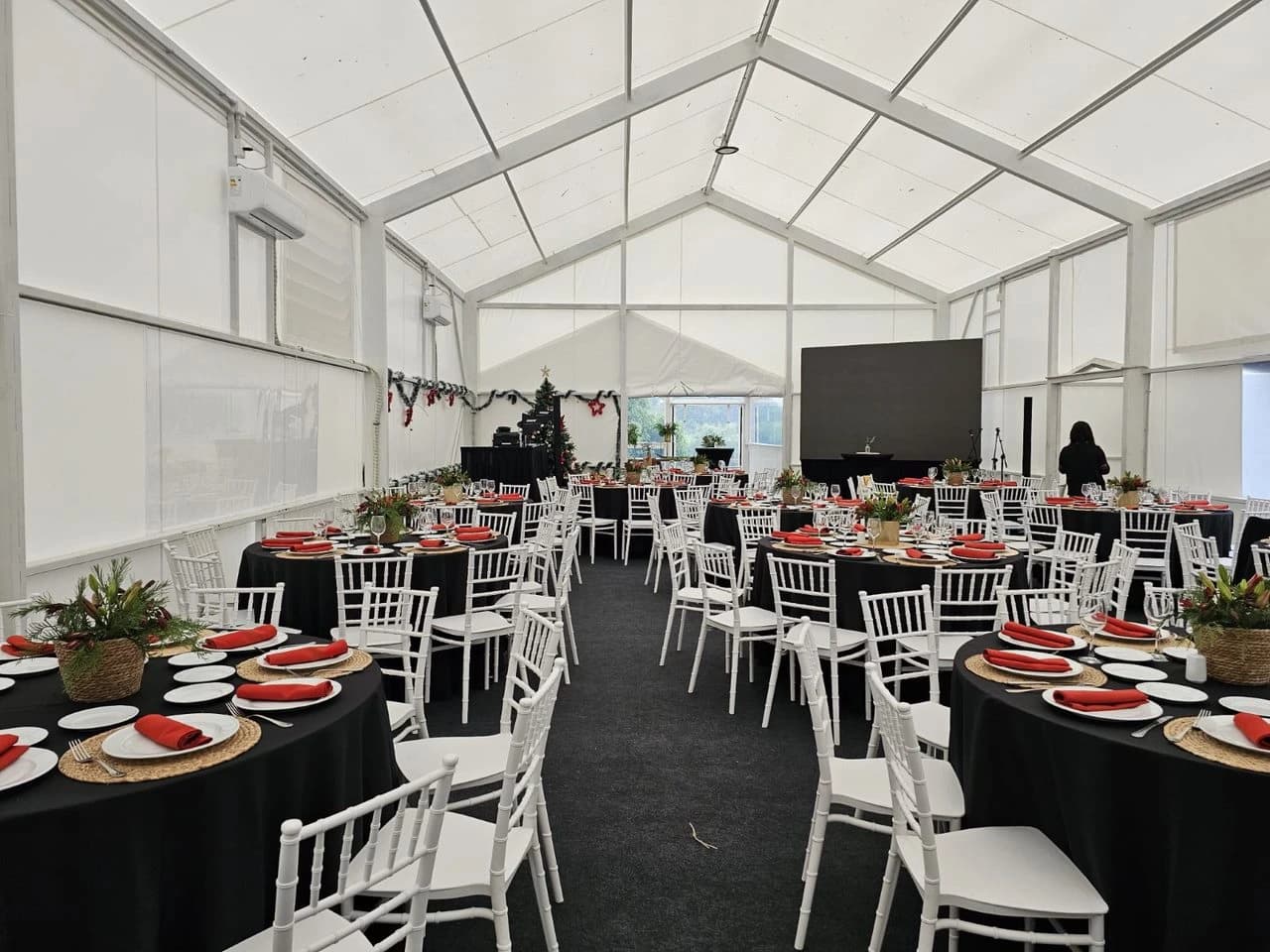 Interior del salón de eventos preparado para una celebración